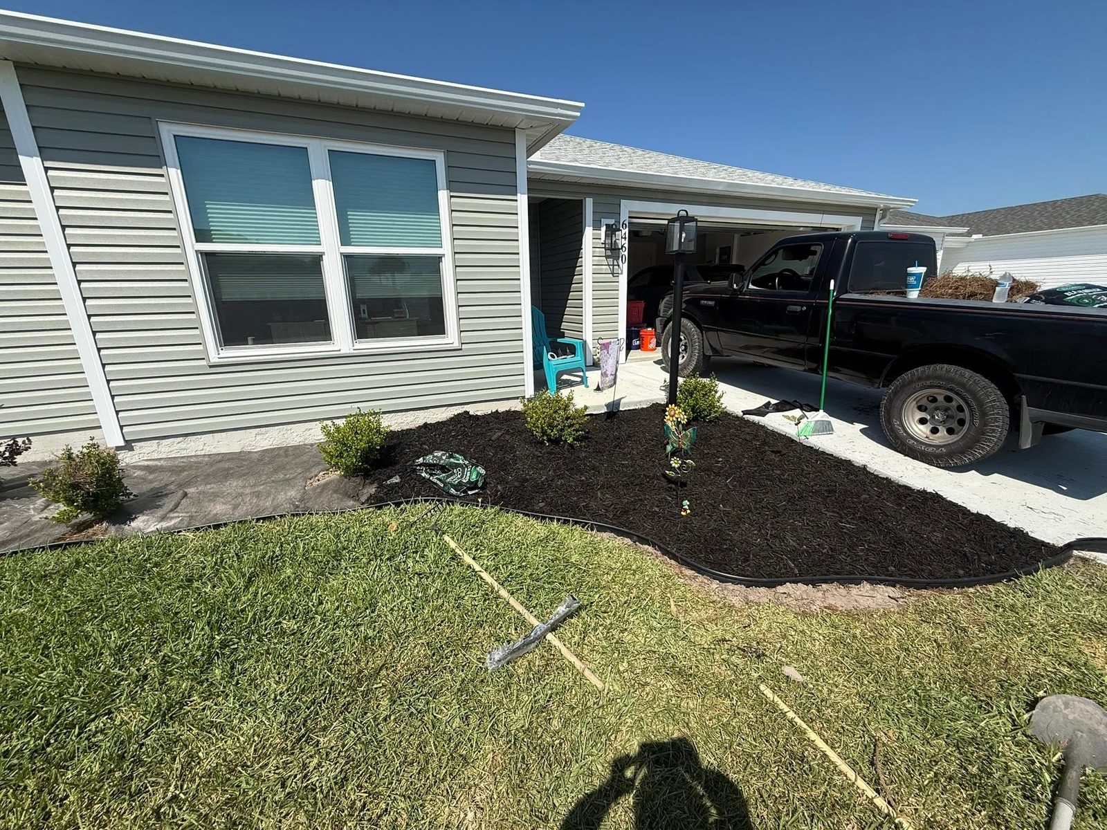 Clean mulched foundation bed — Neuman's Property Services, Central Florida